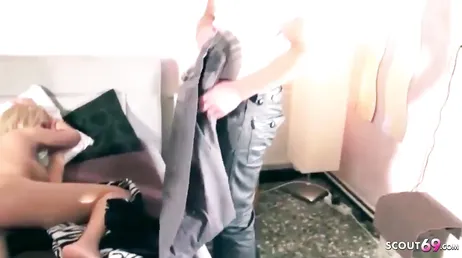 Il marito le porta un'amica così può accontentarsi.