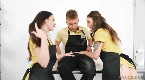 Tremendo trio pornô que Van Wylde faz com os dois..
