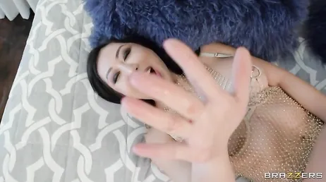 Asiatiska MILF Nicole Doshi äter en fin fet kuk..
