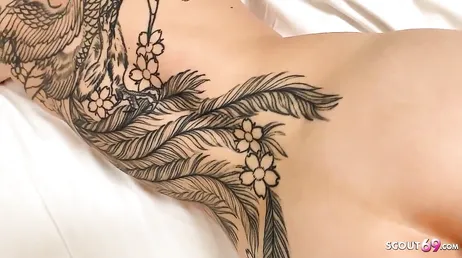 Una donna tedesca ventenne piena di tatuaggi scopata dal suo tatuatore