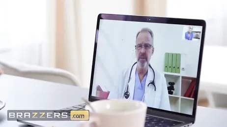 Rondborstige dokter neukt thuis tussen videoconsulten en telefoontjes door