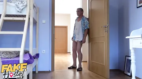 Haar neef neukt haar wanneer ze thuis blijft om te slapen...!!