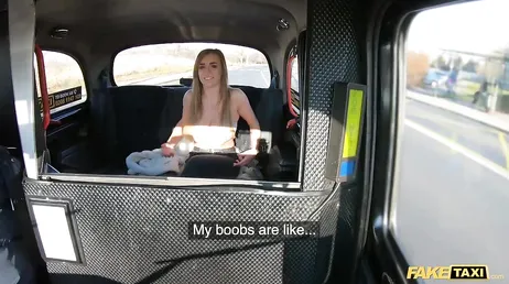 O taxista fica maravilhado com seus peitos naturais e ela fica maravilhada com seu pau grande