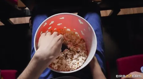 Ung man slår servitrisen vid biobaren...!!