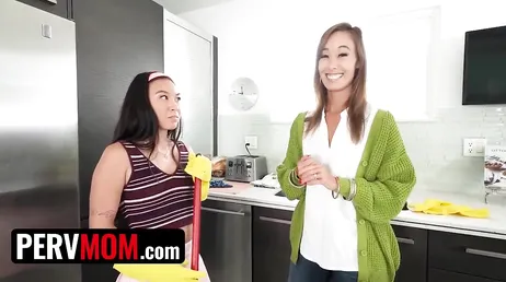 What a nice ass the cleaning lady has, how amazing