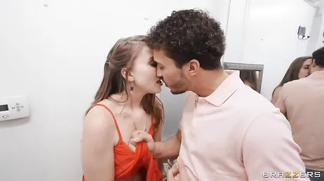 Meu namorado bastardo acabou de gozar na porra da minha calcinha