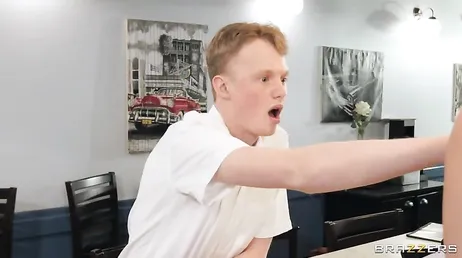 Un jeune client baise sa mère dans la salle de bain, quelle maturité !!