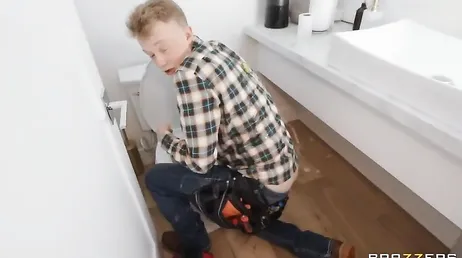 Ik probeer mijn zoon zijn maagdelijkheid te laten verliezen, hij werkt de hele dag