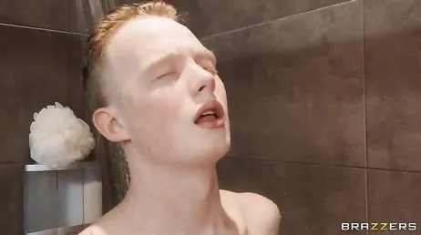 Ik probeer mijn zoon zijn maagdelijkheid te laten verliezen, hij werkt de hele dag