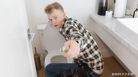 Ik probeer mijn zoon zijn maagdelijkheid te laten verliezen, hij werkt de hele dag