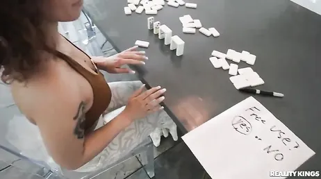 Was für einen Arsch du hast, kleine Schwester, es ist normal, dass ihn jeder in dich stecken will