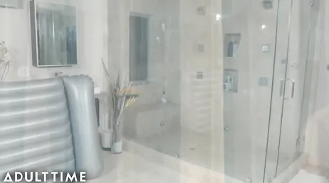 Ils baisent maman sous la douche, quel bordel ils la baisent !!