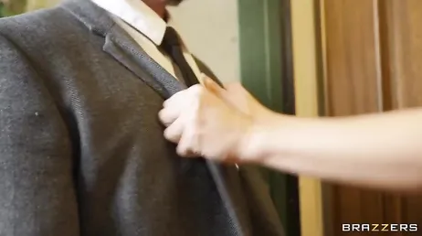 Han kommer och letar efter min man, han är inte där men självklart låter han honom passera