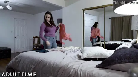 Ik verberg een camera in de kamer van mijn vrienden, ze weten het niet
