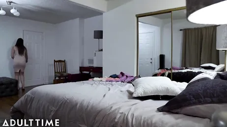 Ik verberg een camera in de kamer van mijn vrienden, ze weten het niet