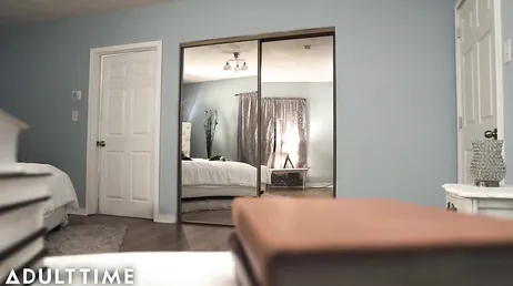 Ik verberg een camera in de kamer van mijn vrienden, ze weten het niet