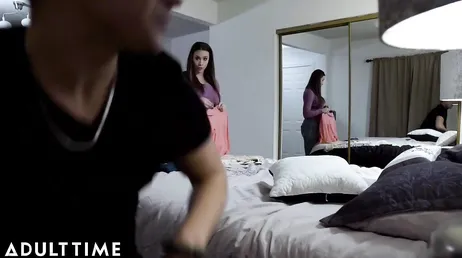 Ik verberg een camera in de kamer van mijn vrienden, ze weten het niet