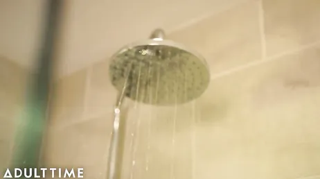Je surprends ma grosse belle-sœur en train de se doigter sous la douche... !!