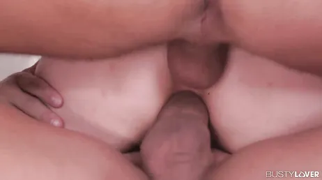 Varje gång en vän kommer hem, slutar mamma med att leta efter grov sex