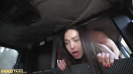 Le conducteur doit s'arrêter parce que la femme enceinte est excitée