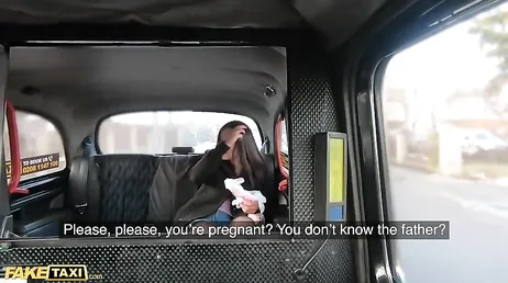 Le conducteur doit s'arrêter parce que la femme enceinte est excitée