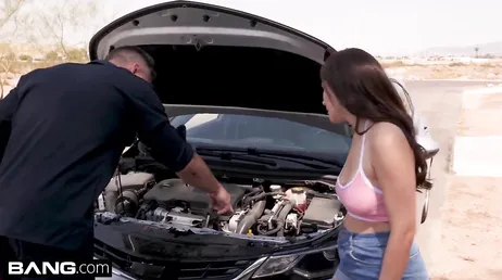 On dirait que la voiture ne démarre pas, je pense qu'elle a besoin d'aide