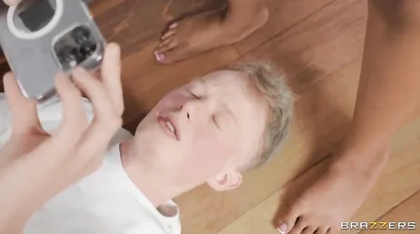 Hij vraagt me om wat sexy foto's te maken voor zijn sociale netwerken...!!