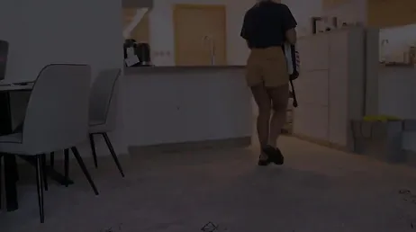 Eu gravo a amiga da minha esposa enquanto ela está tomando banho...