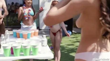 Todas essas festas terminam iguais, numa mini orgia entre amigos