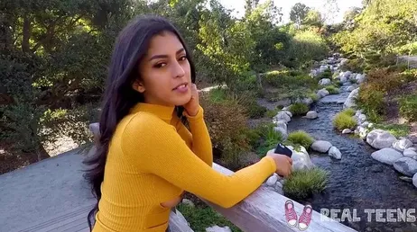 Den första XXX porrscenen av en vacker ung Latina flicka