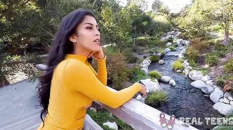 Den första XXX porrscenen av en vacker ung Latina flicka
