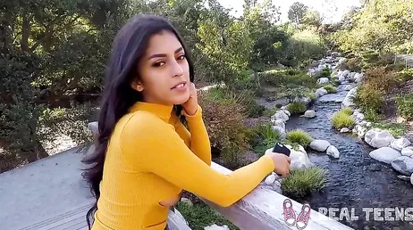 Den första XXX porrscenen av en vacker ung Latina flicka