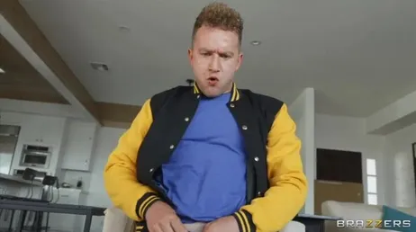 Medan min mamma suger av mig väntar dottern tålmodigt på sin tur...