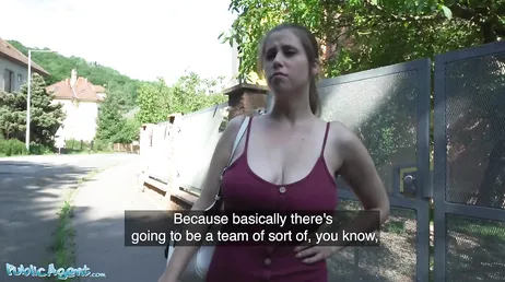 Parece que a menina se perdeu, agora, que peitos grandes ela tem?