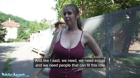 Parece que a menina se perdeu, agora, que peitos grandes ela tem?