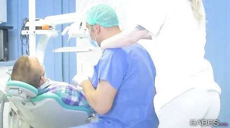 Patienten kan vänta, min sköters fitta kan inte...
