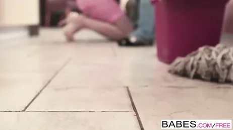 Mia suocera mi sta provocando, ha solo aperto un po' le gambe...