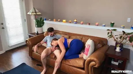 Quelle insertion XXX que le garçon en mouvement met dans maman