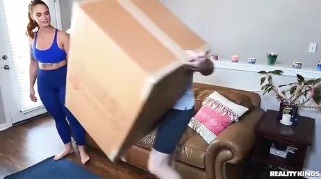Quelle insertion XXX que le garçon en mouvement met dans maman