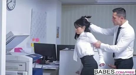 Mi afferra i capelli, mi abbassa le mutandine e mi scopa forte la figa!!