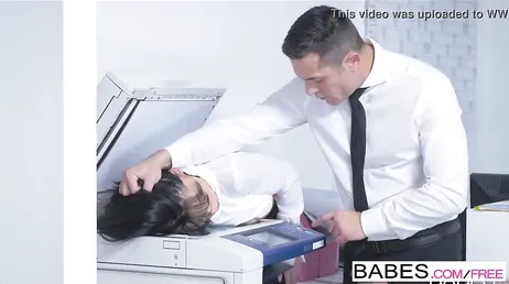Mi afferra i capelli, mi abbassa le mutandine e mi scopa forte la figa!!