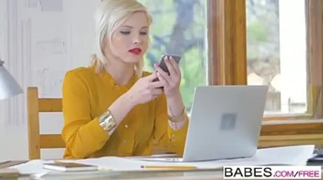 Men vad kåt det gör mig att titta på porrfilmer på datorn