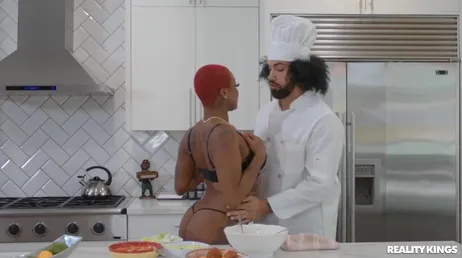 Che culo grasso ha la mia compagna, non ne ha mai abbastanza di scoparmi!!