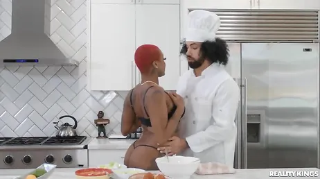 Che culo grasso ha la mia compagna, non ne ha mai abbastanza di scoparmi!!