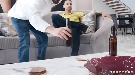 Tesoro, davvero, smettila di pulire e lasciami guardare la cazzo di partita!!
