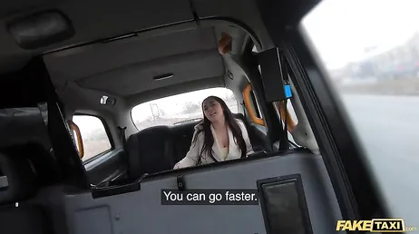 La giovane donna non può pagare il taxi quindi si lascia scopare