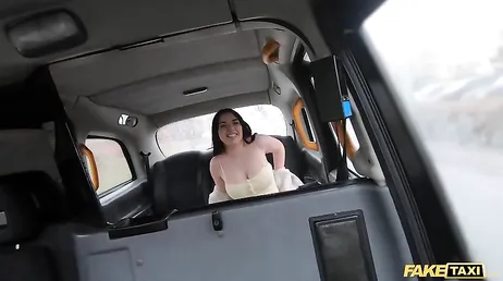 La giovane donna non può pagare il taxi quindi si lascia scopare