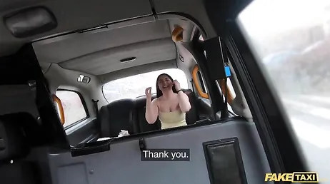 La giovane donna non può pagare il taxi quindi si lascia scopare