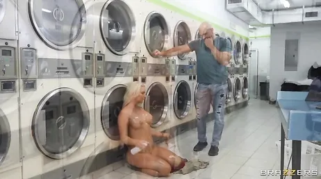 Elle reste nue dans la buanderie, elle va laver la robe maintenant !!