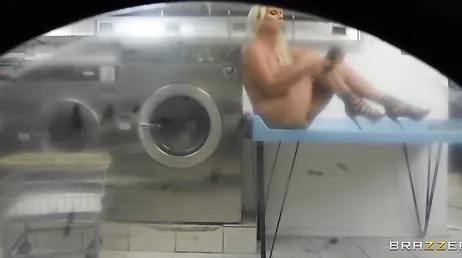 Elle reste nue dans la buanderie, elle va laver la robe maintenant !!